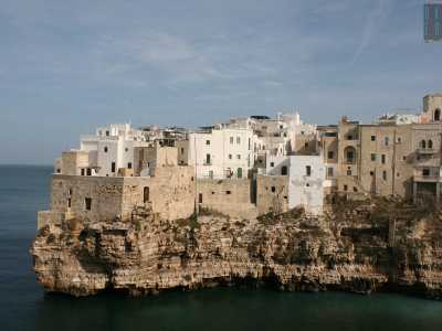Siamo ora pronti per entrare nel centro storico del paese, che sorge a picco sul mare a un�altezza di circa venti metri